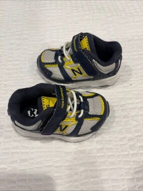 New Balance Toddler Navy, Yellow and Gray Athletic Sneakers
Size 3
NWOT